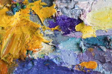 Bir sanatçının paletinde renkli yağlı boyaların makro dokusu