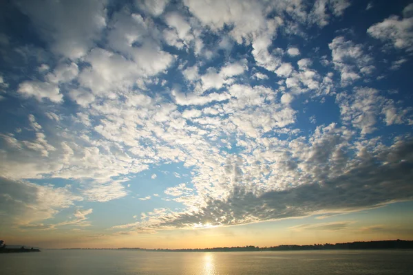 Gyönyörű Nyári Táj Gyönyörű Naplemente Folyó Felett Gyönyörű Felhők Fák — Stock Fotó