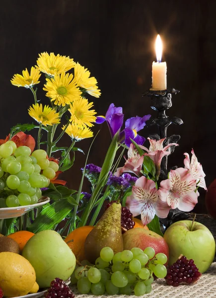 Плоды и цветы — стоковое фото