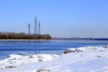 Baharın erken saatlerinde güneşli bir günde nehir üzerindeki buzlar sürükleniyor. 