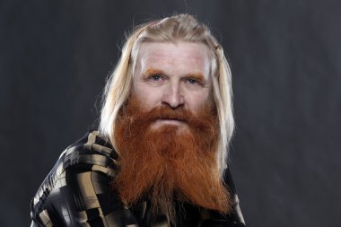 Kırmızı sakallı bir adam