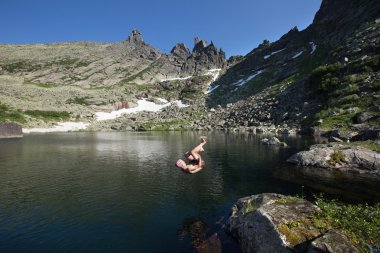 Batı Sayan dağlarında güneşli bir günde yaz manzarası...