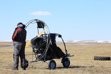 yakın çekim erken Bahar ve pilot yere Motorlu planör uçmaya hazır