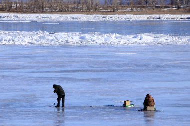 Balıkçılık güneşli bir kış manzara balıkçılar Nehri üzerinde buz