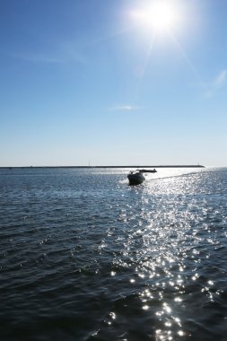 Güneşli bir günde Tayland açıklarında deniz manzaralı kayalık kıyı ve mavi su