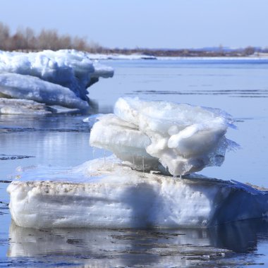 yakın çekim büyük buz kütleleri mavi gökyüzüne karşı nehrinde güneşli bir günde erken ilkbaharda manzara. 