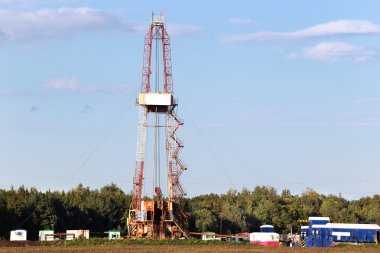 bir yaz günü alanda endüstriyel manzara yağ pompaları