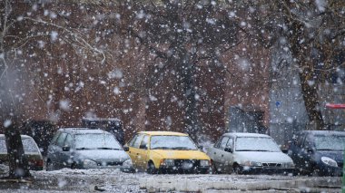 Cityscape ağır kar erken bahar daire konut bloğu avluda