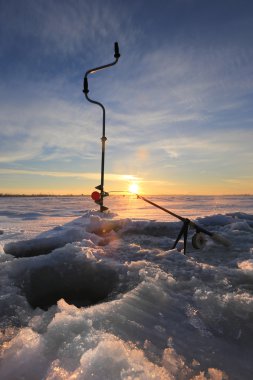 Kış manzarası gün batımında nehrin kenarındaki kuyulara yakın olta ve sondaj kuyuları