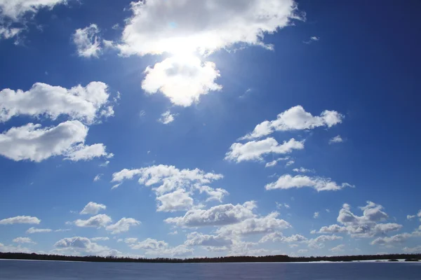 Τοπίο Θαυμαστά Λευκά Σύννεφα Στον Γαλάζιο Ουρανό Πάνω Από Χιονισμένο — Φωτογραφία Αρχείου