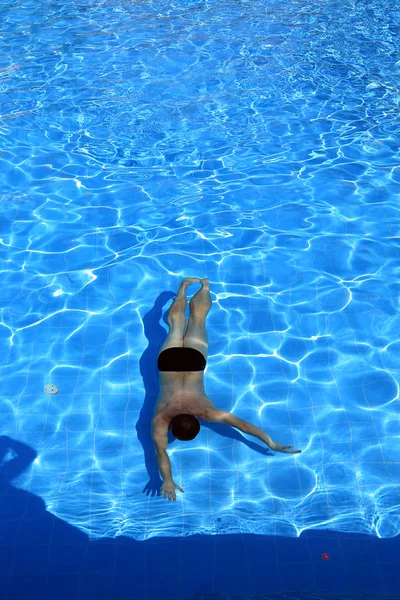 Nuotatore in acqua — Foto Stock