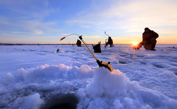 Pêche d'hiver au coucher du soleil — Photo