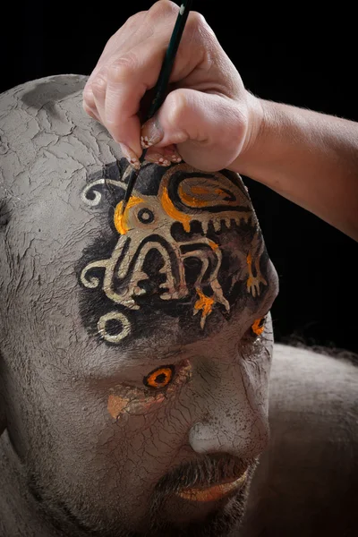 粘土のボディアートの男のクローズアップ肖像暗い背景のスタジオ — ストック写真