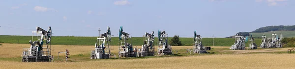 Bomba de óleo no campo — Fotografia de Stock