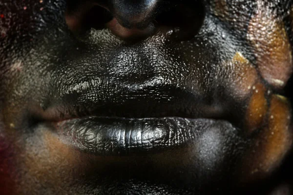 独立特写的嘴唇和脸部彩绘黑色 身体艺术工作室 — 图库照片