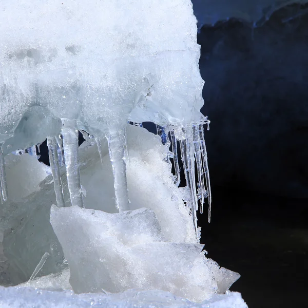 初春的阳光下 河流上的冰和冰柱形成了巨大的隔离结构 — 图库照片