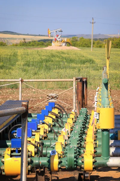 Нефтепровод на месторождении — стоковое фото