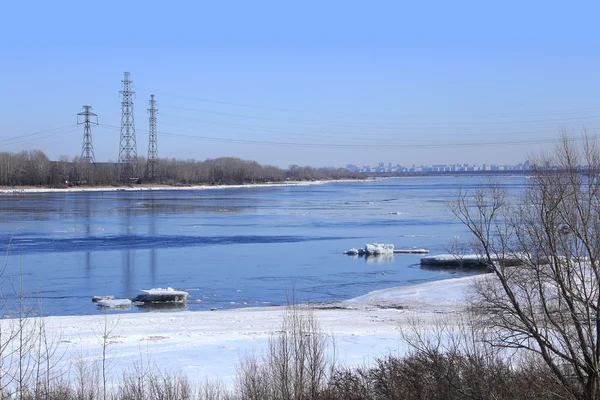 晴れた日には早春に川に流氷が流れます — ストック写真