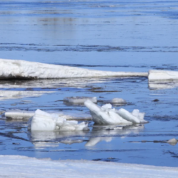 Paisaje Hielo Deriva Río Primavera Temprana Día Soleado — Foto de Stock