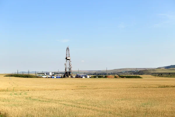 Drilling rig in the field — Stock Photo, Image