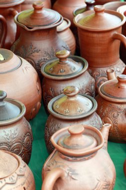 Yazın panayırda birkaç çeşit kil çömlek, sürahi, çaydanlık vardı.