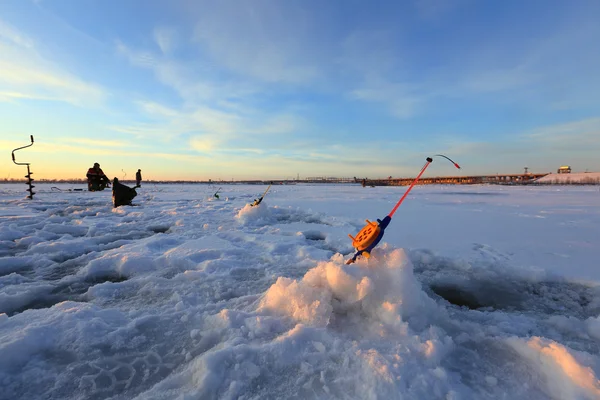 Pêcheurs Paysage Hiver Attrapent Poisson Sur Une Rivière Gelée Coucher — Photo