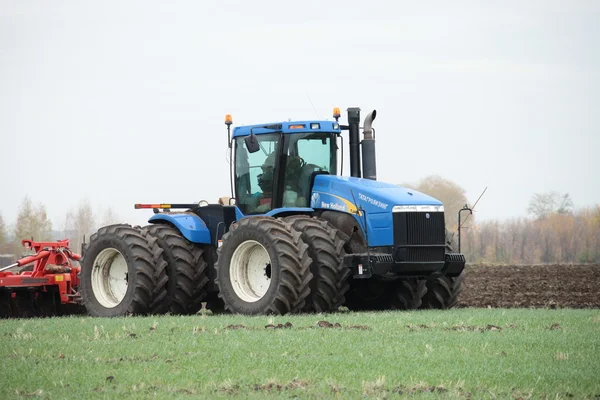 Landwirtschaftliche Arbeiten Beim Pflügen Von Land Auf Einem Leistungsstarken Traktor — Stockfoto