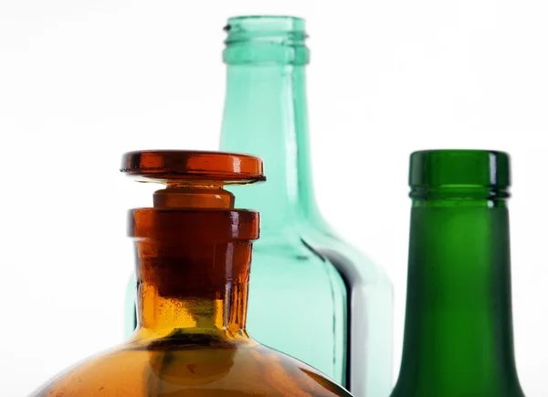 Бутылки цветного стекла — стоковое фото