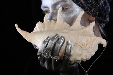 Karanlık bir arka plan üzerinde gümüş takılar 