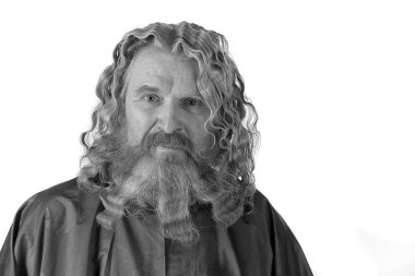 Uzun saç ve sakal ile neşeli bir adam portresi 