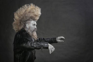 Uzun saç ve sakal ile neşeli bir adam portresi   