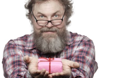 Dedesi elinde pembe bir kutu hediye