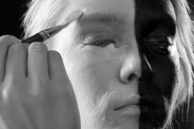 siyah ve beyaz vücut sanat performansı