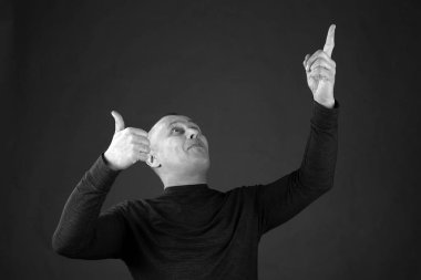 ince siyah T-shirt erkekte