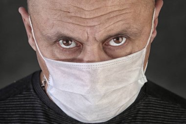 portre portre adam siyah T-shirt ve gri arka plan stüdyo tıbbi maske