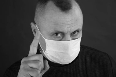 portre portre adam siyah T-shirt ve gri arka plan stüdyo tıbbi maske