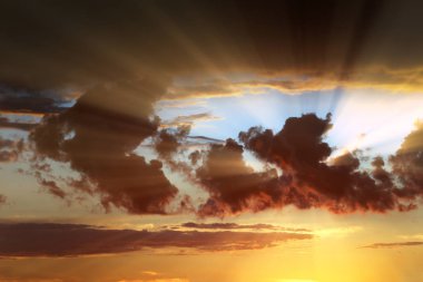 Dramatik güneş ışınları ve bulutlar