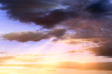 Dramatik güneş ışınları ve bulutlar