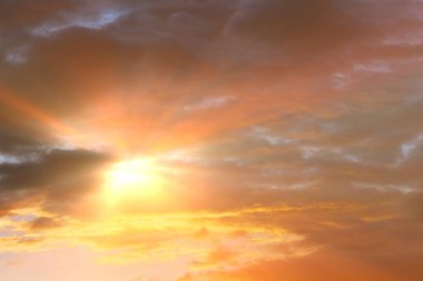 Dramatik güneş ışınları ve bulutlar