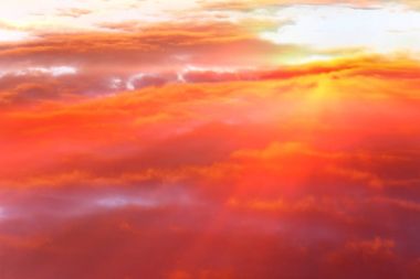 Dramatik güneş ışınları ve bulutlar