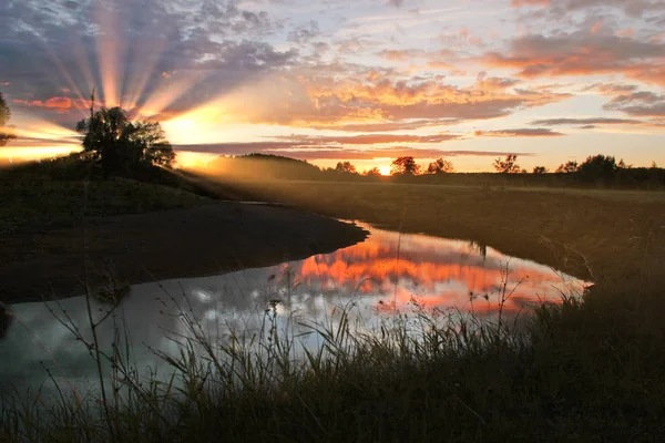 Um passeio ao longo do rio ao pôr do sol — Fotografia de Stock