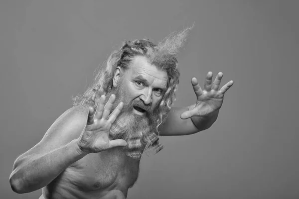 Портрет человека с длинными волосами и бородой — стоковое фото