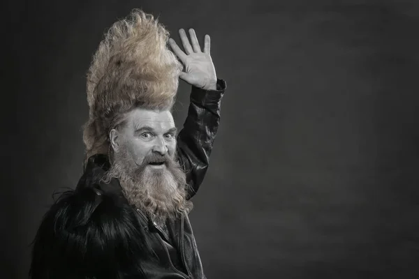 Портрет веселого человека с длинными волосами и бородой — стоковое фото
