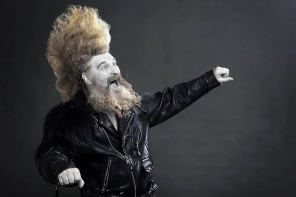 Retrato de un hombre alegre con pelo largo y barba — Foto de Stock