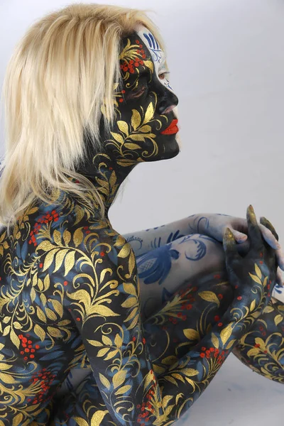 Боді-арт дівчина в стилі Хохлома і Гжель — стокове фото