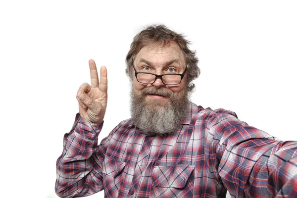 Porträtt av en vuxen man med ett skägg på vit bakgrund — Stockfoto