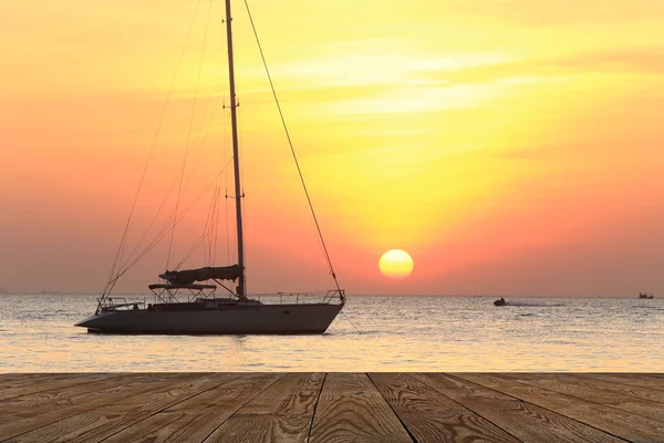 Paysage Marin Coucher Soleil Pittoresque Mouillé Bateau Avec Voiles Dégonflées — Photo