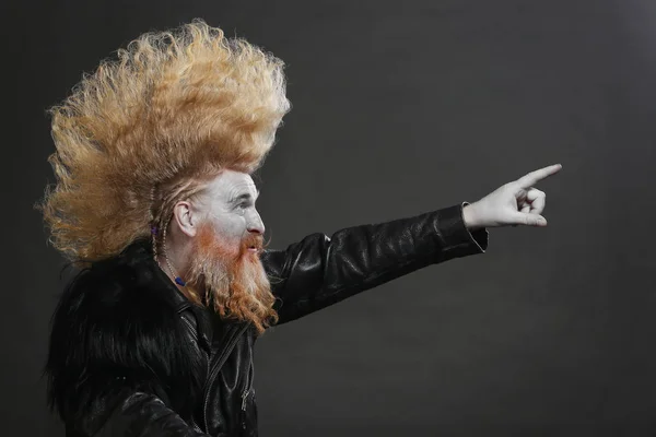 Retrato de un hombre alegre con pelo largo y barba — Foto de Stock