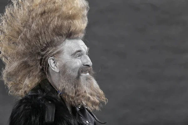 Retrato de un hombre alegre con pelo largo y barba — Foto de Stock