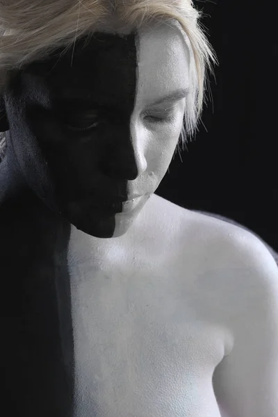 Body art gestemde vrouwelijk lichaam in zwart-wit — Stockfoto